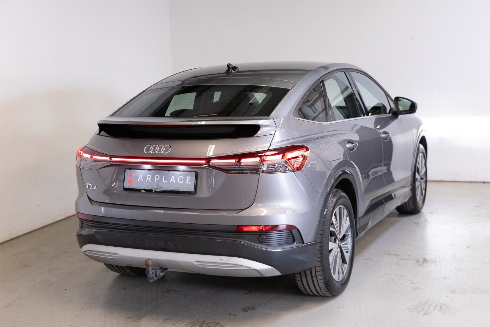 Grå Audi Q4 e-tron fra 2022