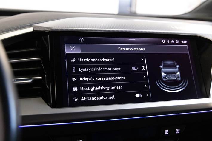 Grå Audi Q4 e-tron fra 2023