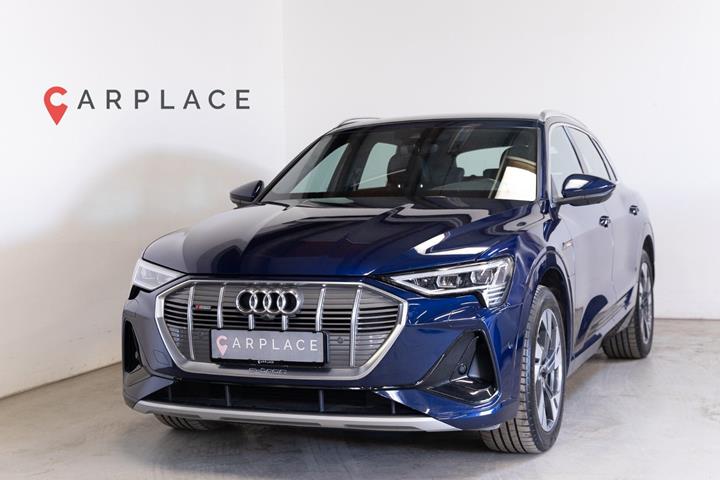 Blå Audi e-tron fra 2023 set udefra