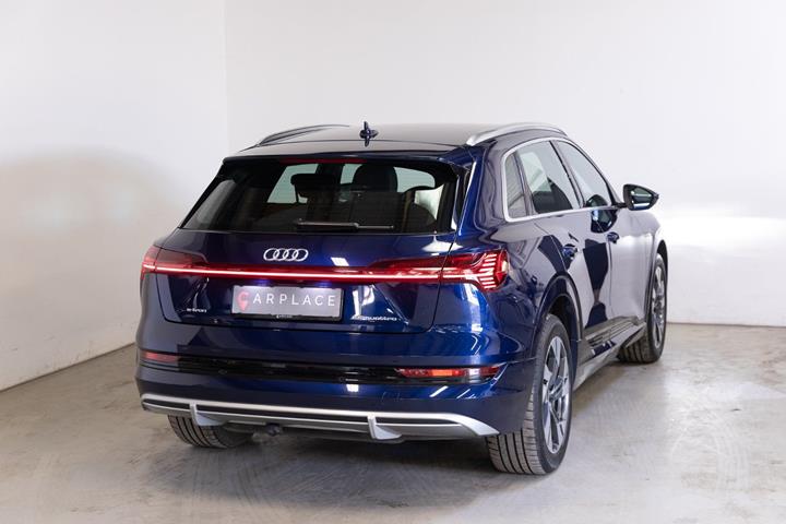 Blå Audi e-tron fra 2023