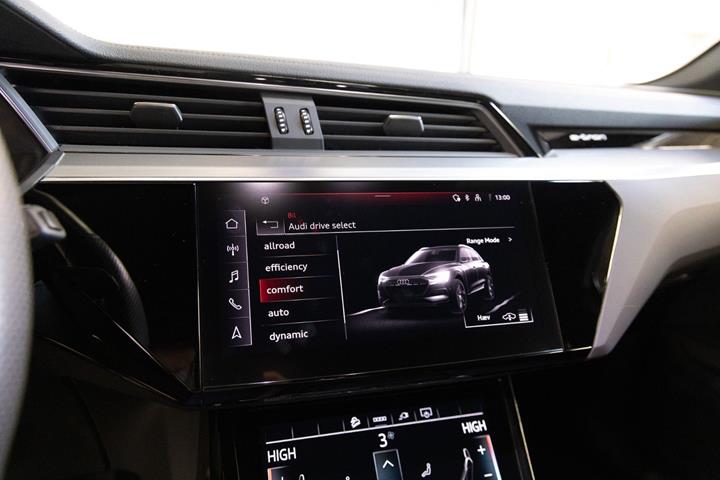 Blå Audi e-tron fra 2023