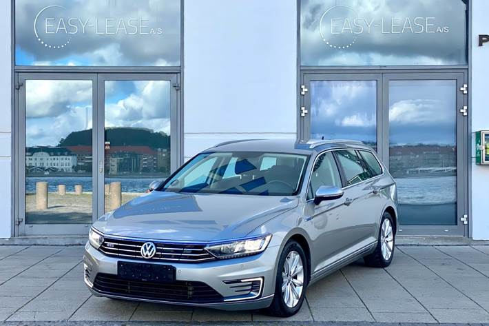 Sølv VW Passat fra 2017