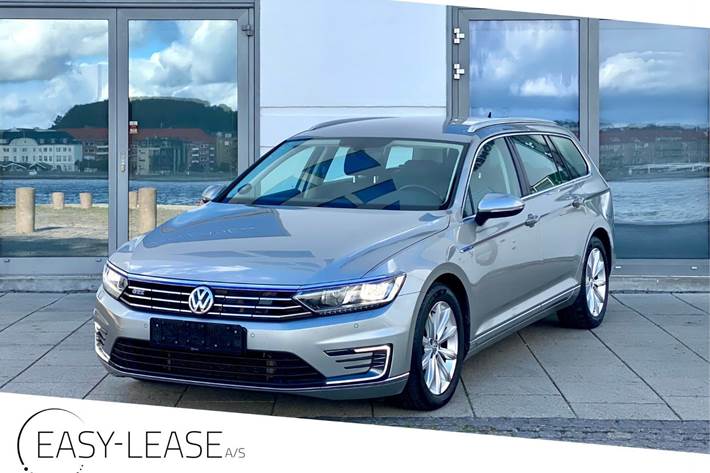Sølv VW Passat fra 2017 set udefra