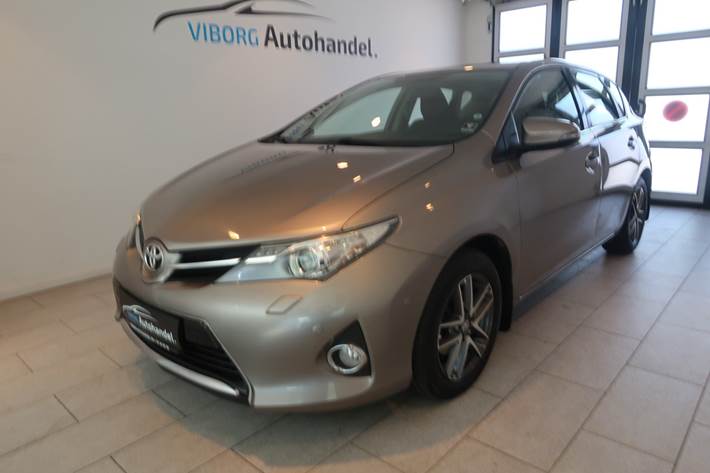 Bronze Toyota Auris fra 2013 set udefra