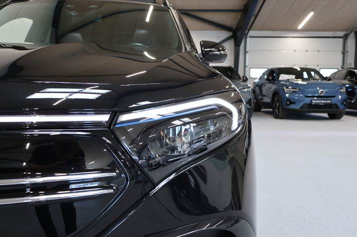 Sort Mercedes EQB300 fra 2023