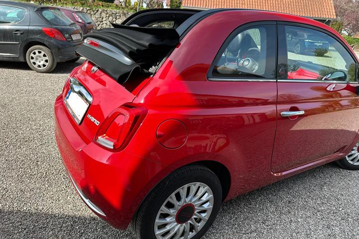 Rød Fiat 500C fra 2022