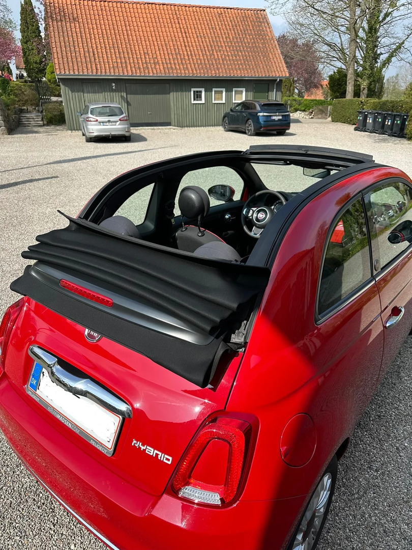 Rød Fiat 500C fra 2022