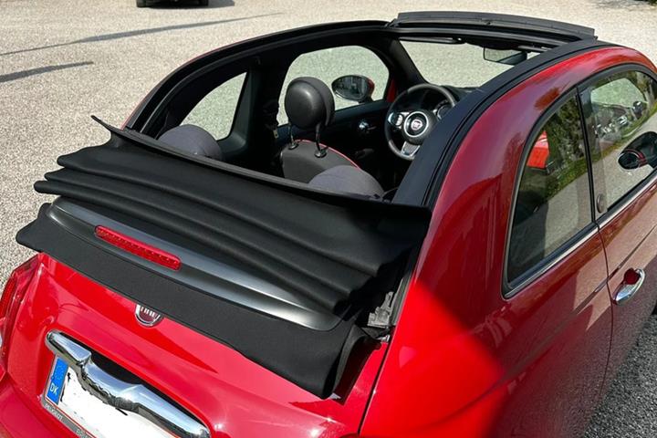 Rød Fiat 500C fra 2022