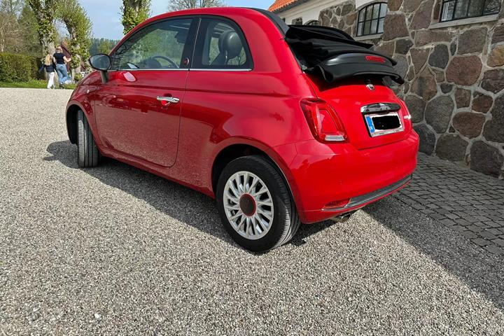 Rød Fiat 500C fra 2022