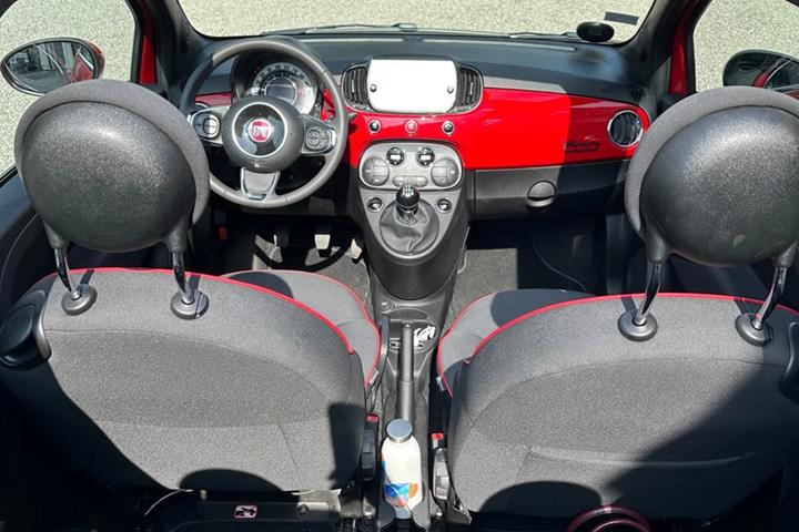 Rød Fiat 500C fra 2022