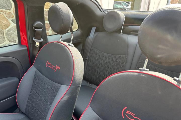 Rød Fiat 500C fra 2022