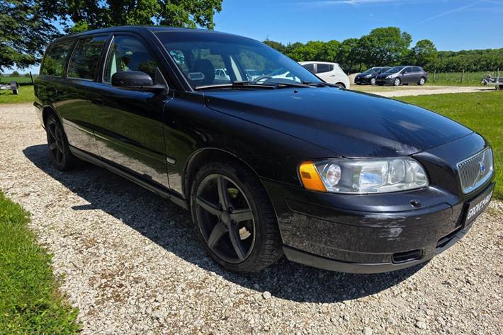 Gul Volvo V70 fra 2005