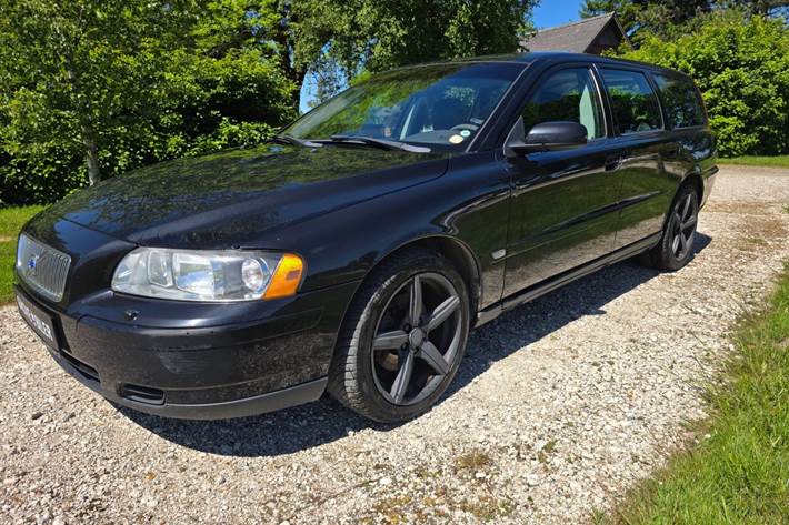 Gul Volvo V70 fra 2005