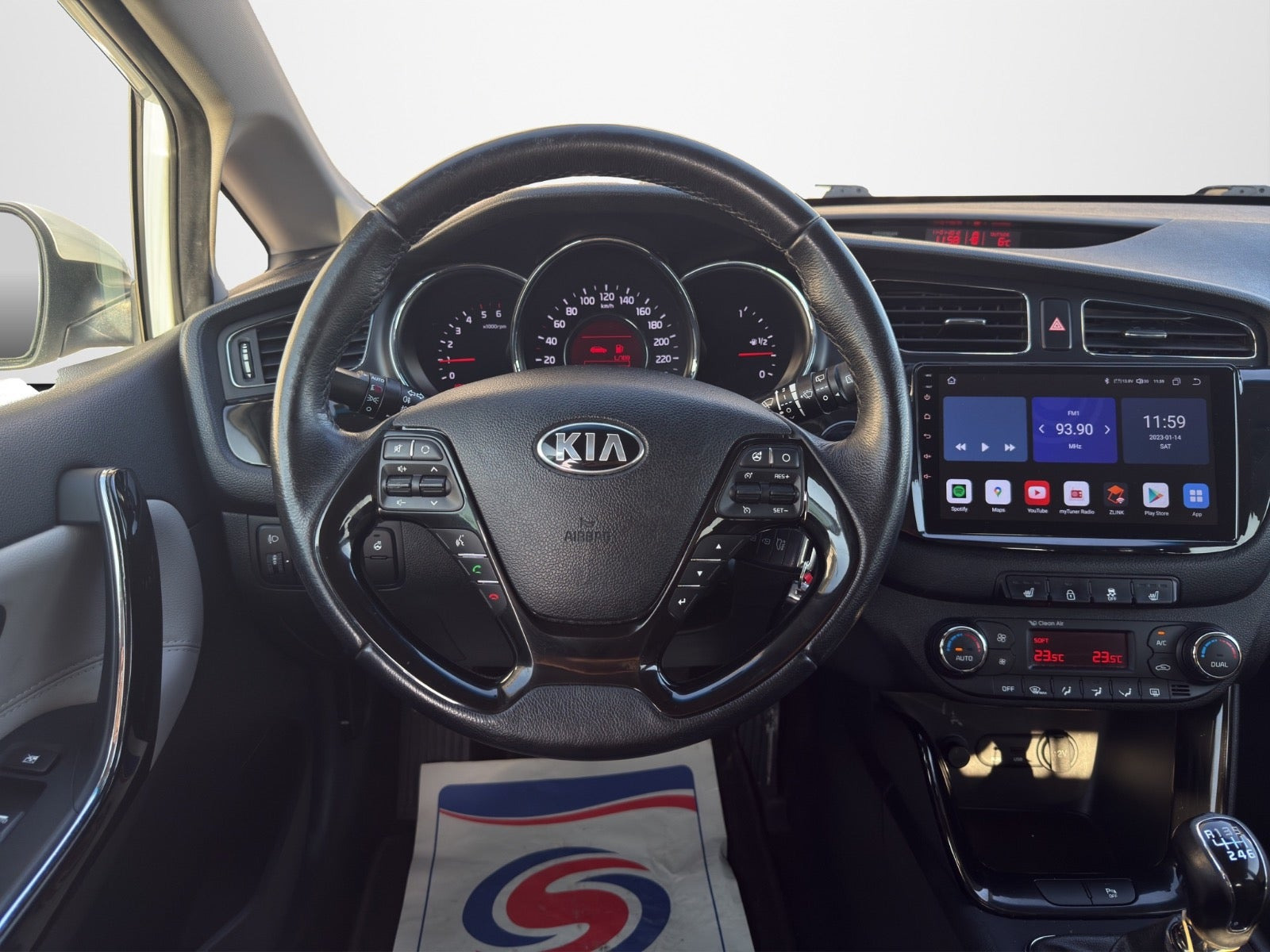 Hvid Kia Ceed fra 2015