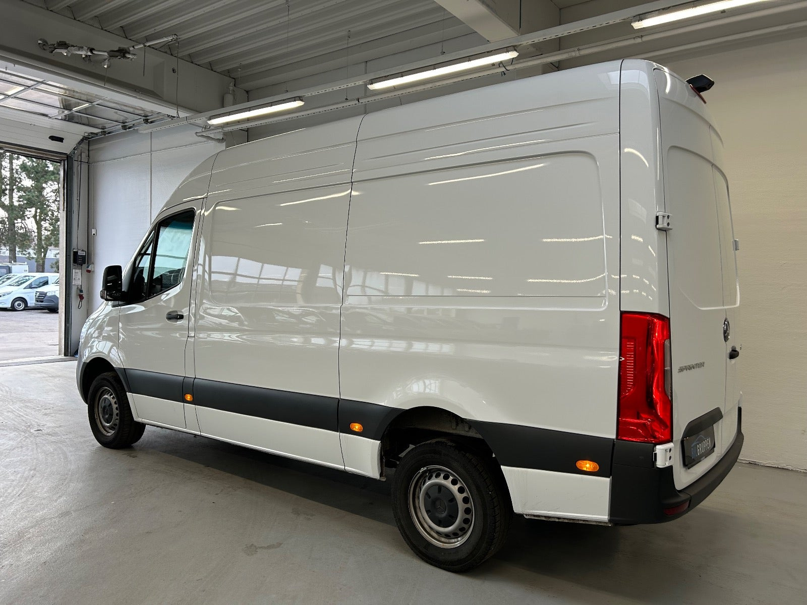 Hvid Mercedes Sprinter 317 fra 2024