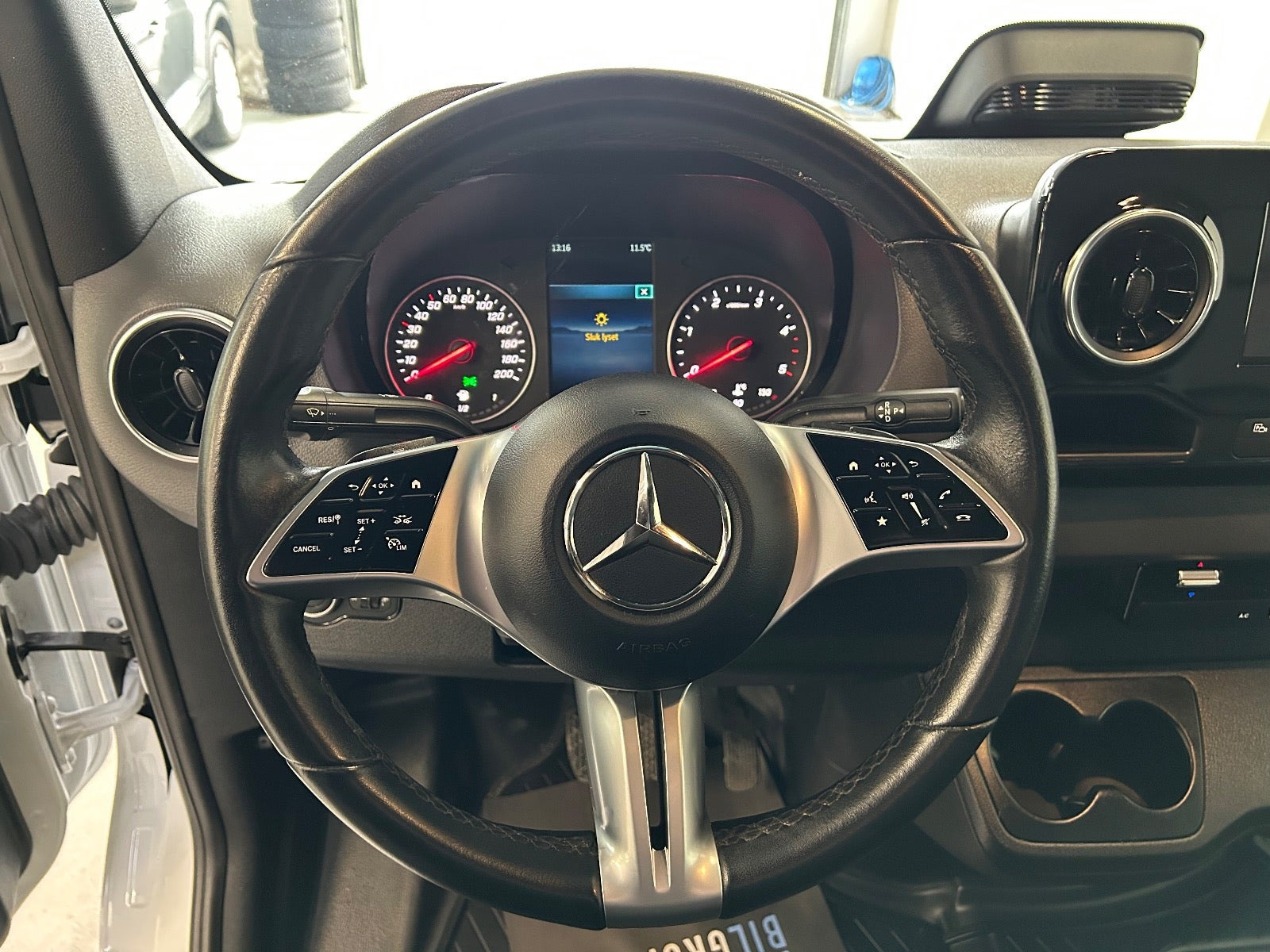 Hvid Mercedes Sprinter 317 fra 2024