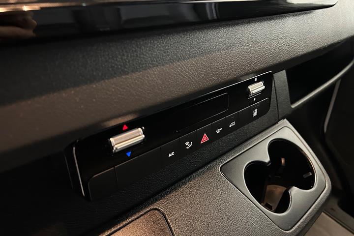 Hvid Mercedes Sprinter 317 fra 2024