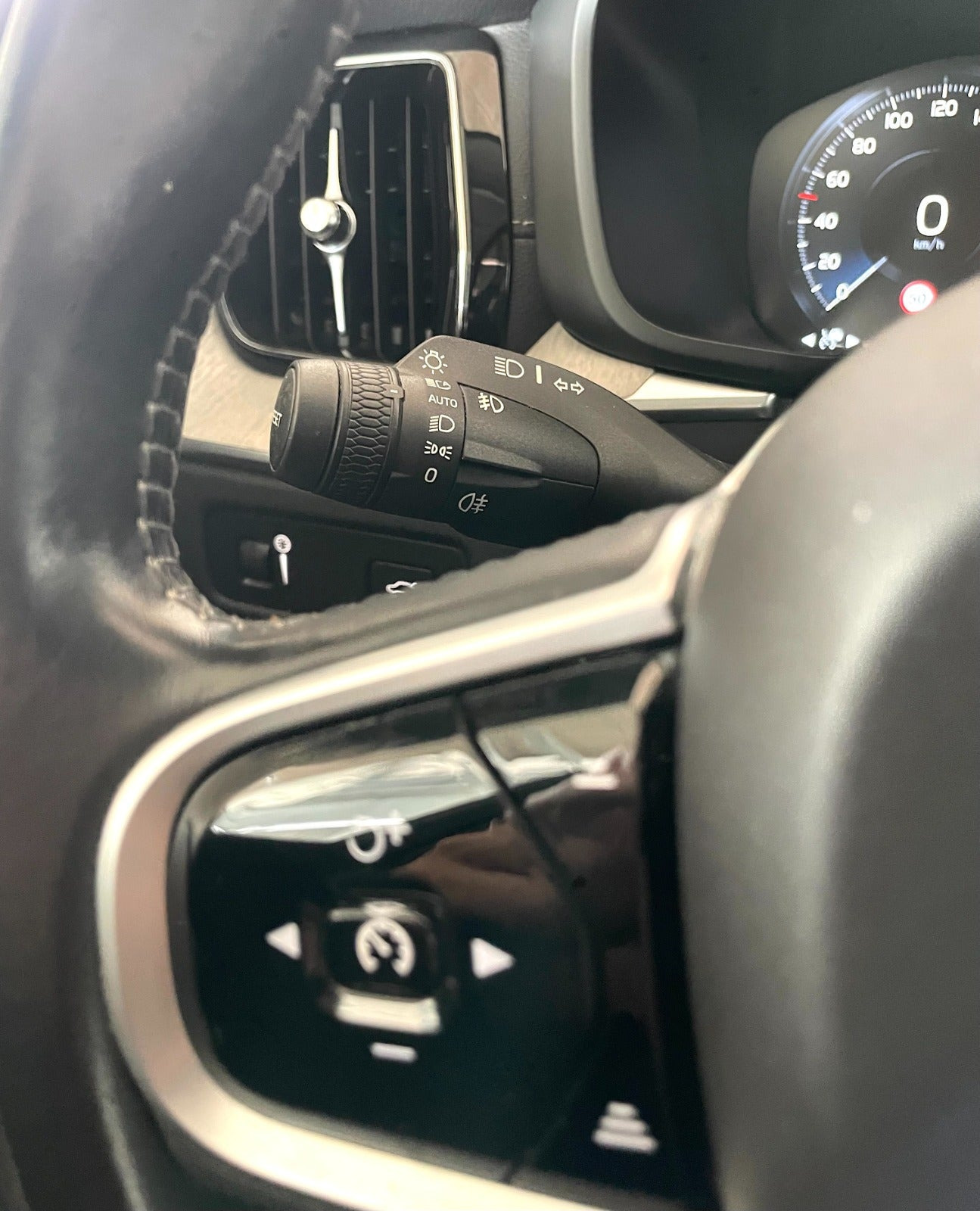 Beige Volvo XC60 fra 2019