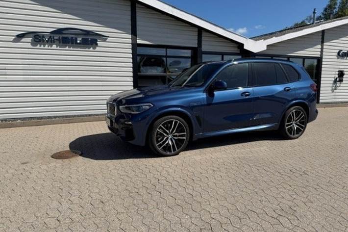 Blå BMW X5 fra 2021 set udefra