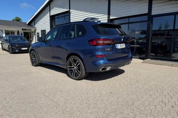 Blå BMW X5 fra 2021