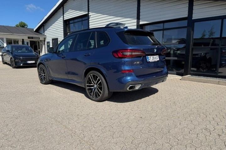 Blå BMW X5 fra 2021