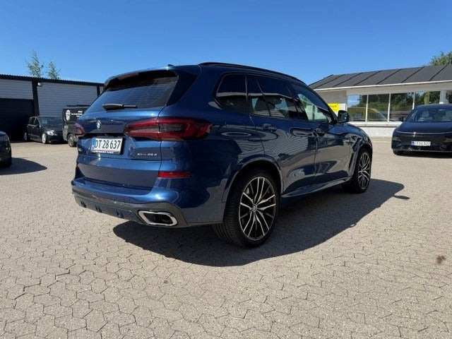 Blå BMW X5 fra 2021