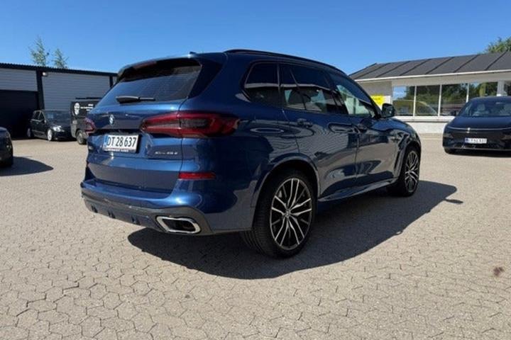 Blå BMW X5 fra 2021