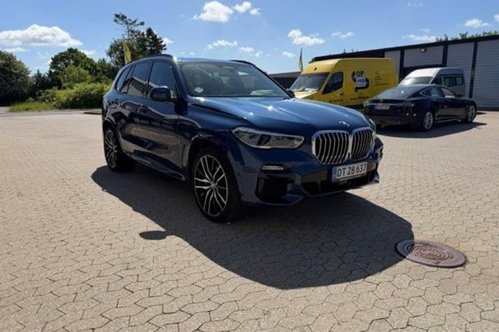 Blå BMW X5 fra 2021