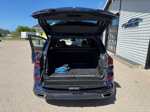 Blå BMW X5 fra 2021