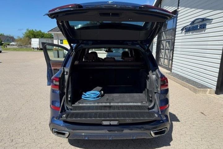 Blå BMW X5 fra 2021