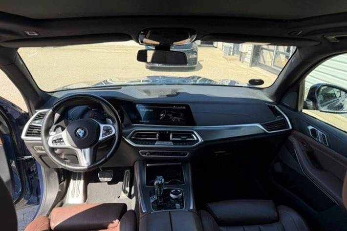 Blå BMW X5 fra 2021