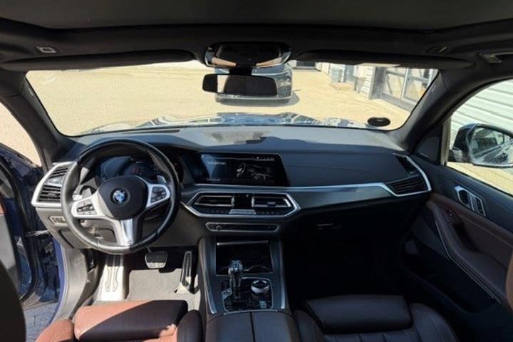 Blå BMW X5 fra 2021