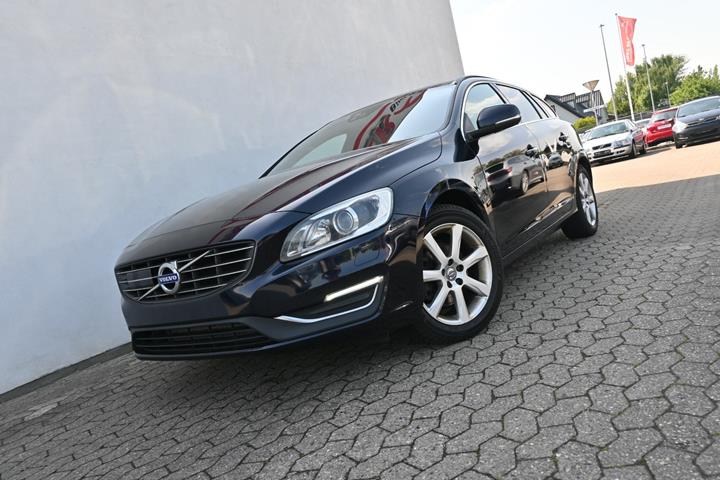 Blå Volvo V60 fra 2017 set udefra