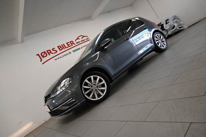 Grå VW Golf VII fra 2019 set udefra