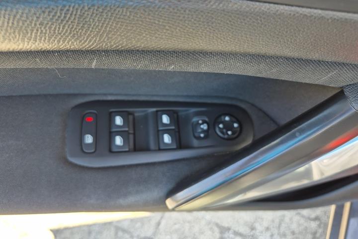 Sort Peugeot 308 fra 2020