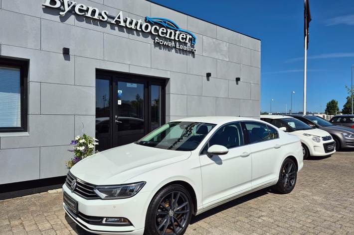Hvid VW Passat fra 2015