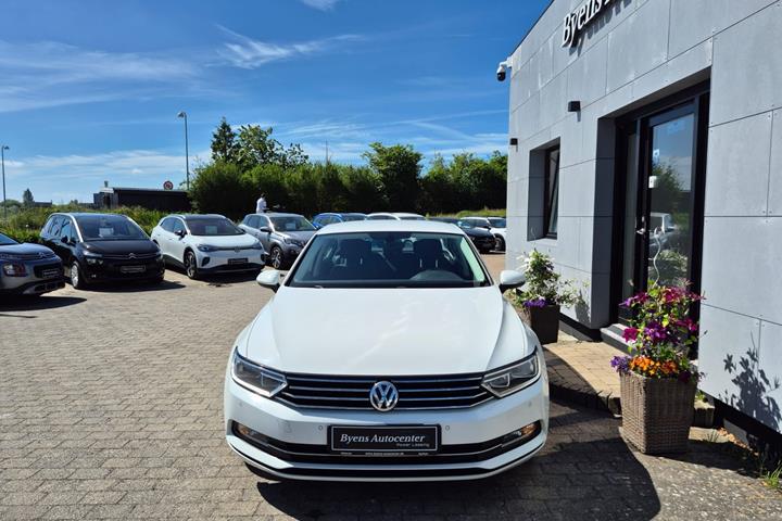 Hvid VW Passat fra 2015