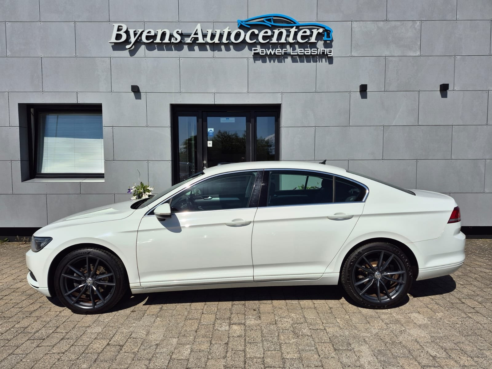 Hvid VW Passat fra 2015