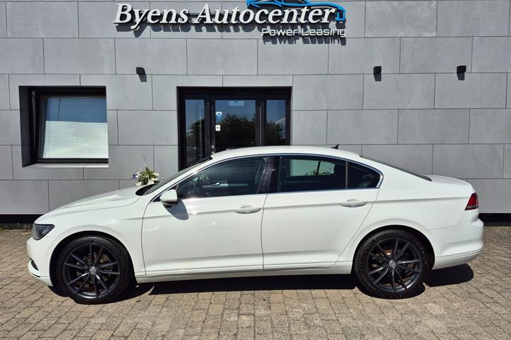 Hvid VW Passat fra 2015