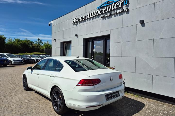 Hvid VW Passat fra 2015
