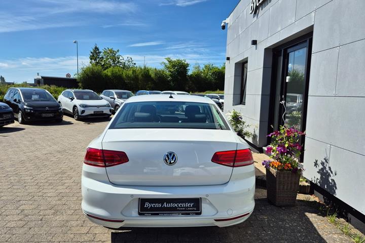 Hvid VW Passat fra 2015