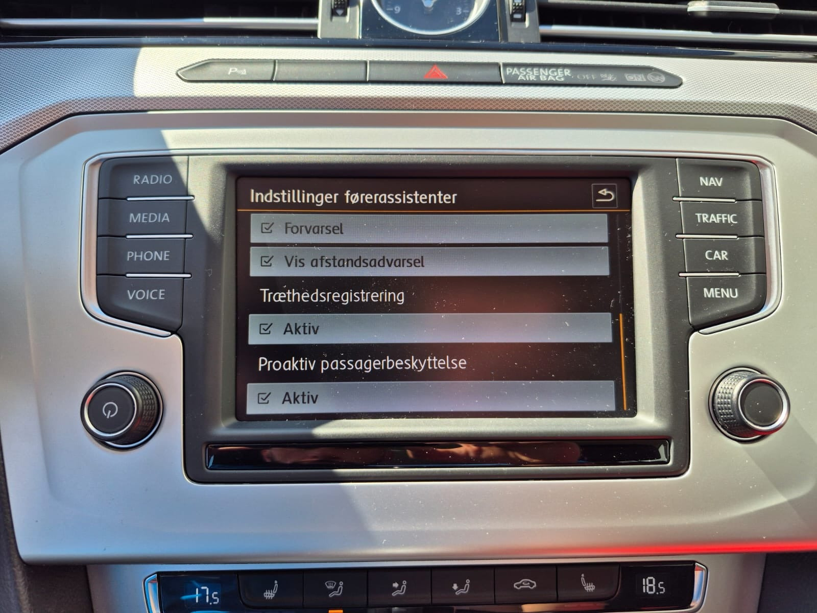 Hvid VW Passat fra 2015