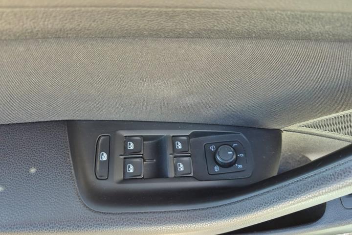 Hvid VW Passat fra 2015