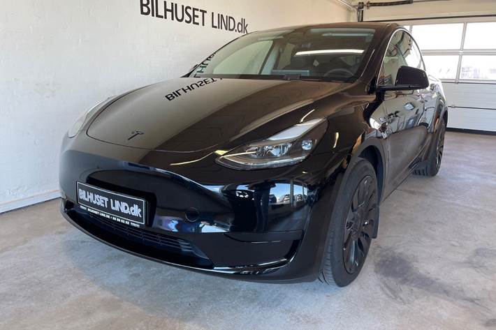 Sort Tesla Model Y fra 2023 set udefra