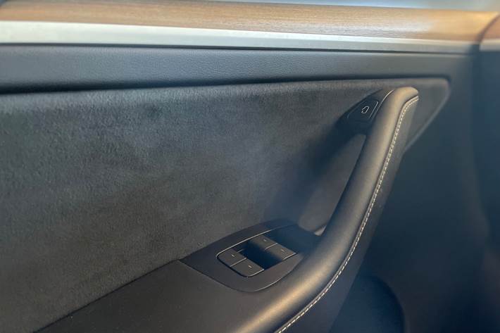 Sort Tesla Model Y fra 2023