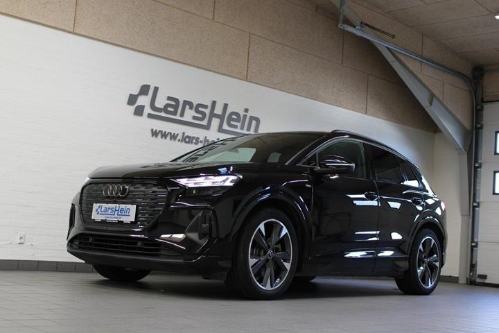 Sort Audi Q4 e-tron fra 2024 set udefra