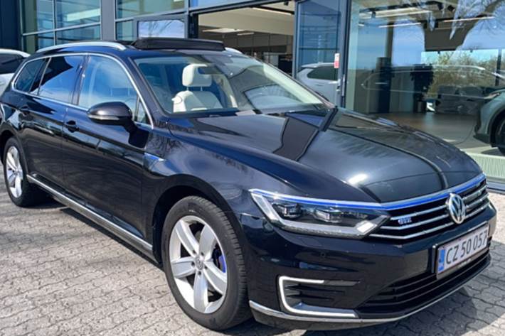 Blå VW Passat fra 2018