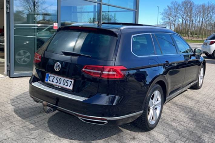 Blå VW Passat fra 2018