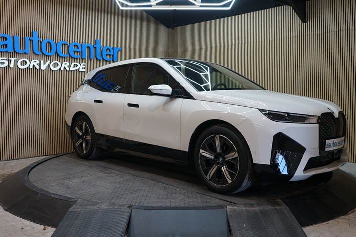 Hvid BMW iX fra 2023 set udefra