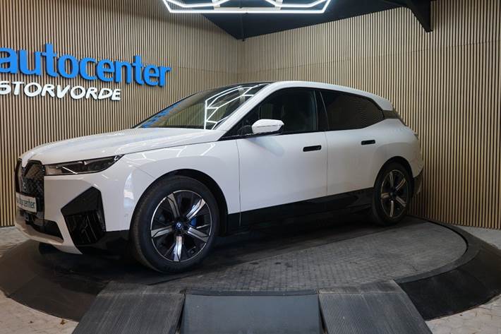 Hvid BMW iX fra 2023